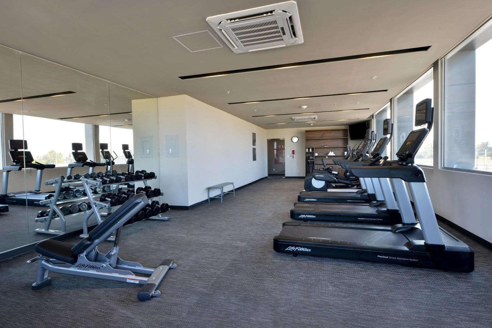 Courtyard By Marriott San Luis Potosi, Los Lagos Екстер'єр фото